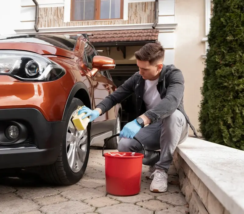 Lavage auto à domicile Ogeu-les-Bains : professionnel intervenant sur un véhicule